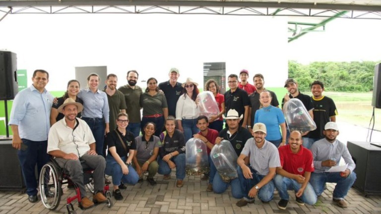 Ministro Fávaro realiza entrega de alevinos para fortalecer piscicultura na Baixada Cuiabana