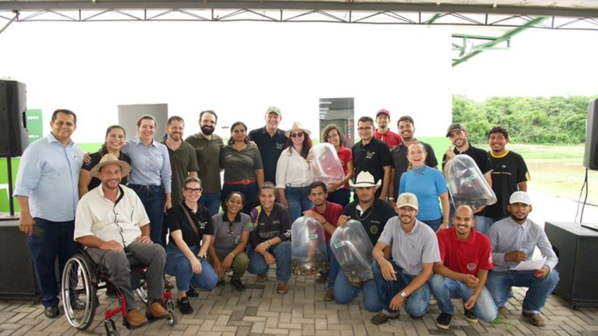 Ministro Fávaro realiza entrega de alevinos para fortalecer piscicultura na Baixada Cuiabana