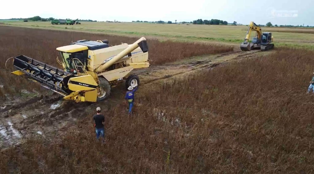 marcelândia maquinas atoladas soja chuvas foto israel baumann canal rural mato grosso